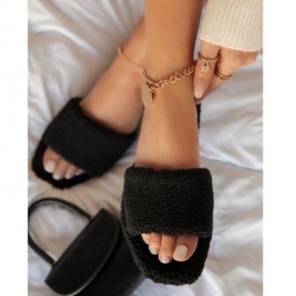 Cozy Faux Sherpa Teddy Slides in Black - Picture 2 of 6